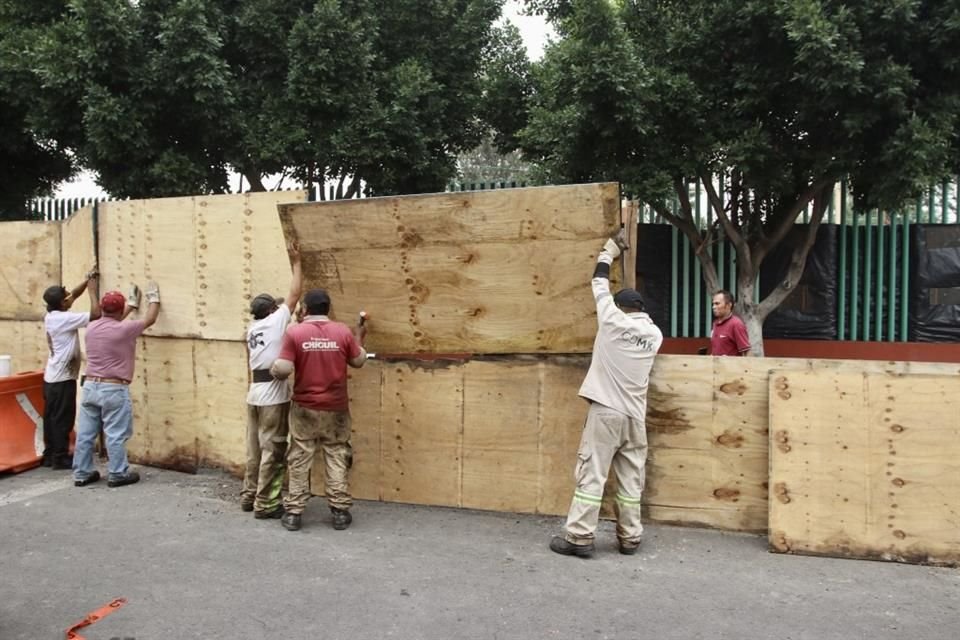 La zona en riesgo fue aislada para evitar el paso de personas y vehículos por personal y policías a cargo de la Alcaldía.