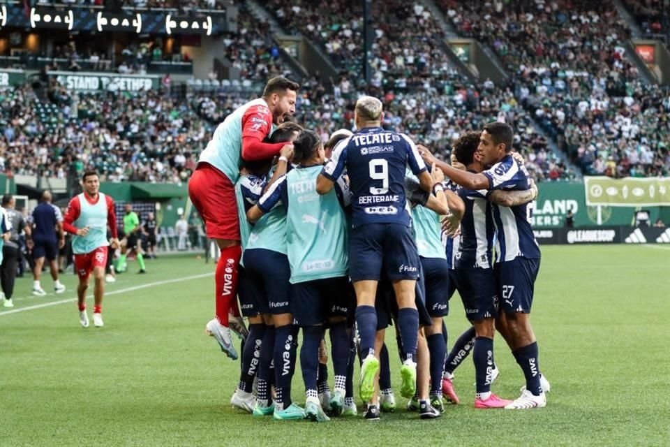 Los Rayados celebran el gol de Maxi Meza.