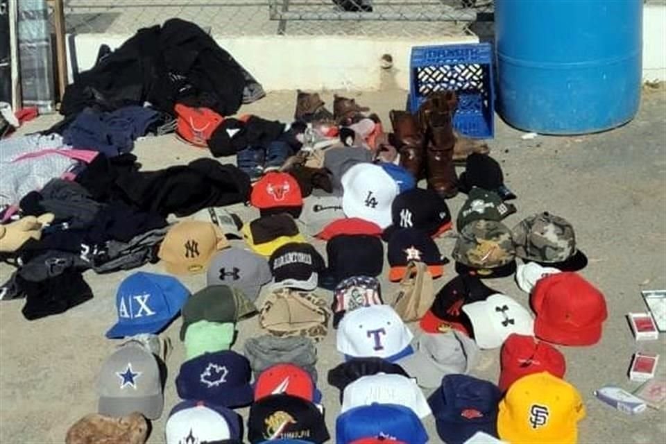 Las autoridades aseguraron cinco tijeras, 18 encendedores, 50 gorras de beisbol, 10 pares de zapatos, cuatro cinturones, doce pantalones oscuros, 29 playeras oscuras, entre otras prendas.