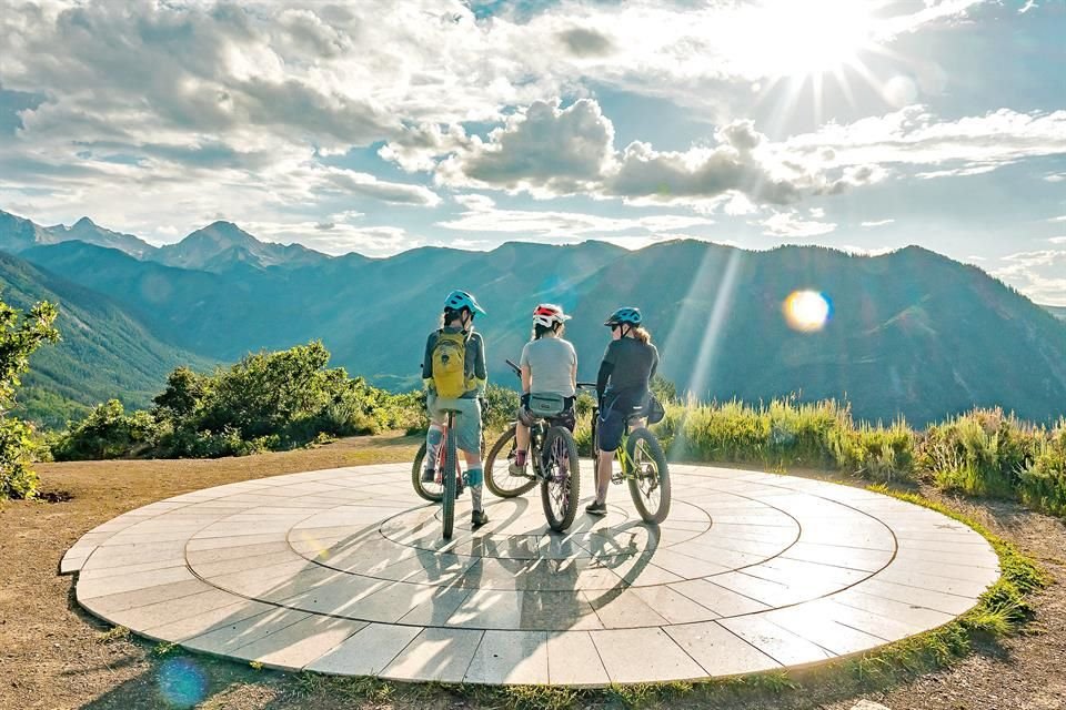 La villa de Snowmass, en Colorado, cuando llega el verano se convierte en un divertido, espectacular y florido campo de juegos.
