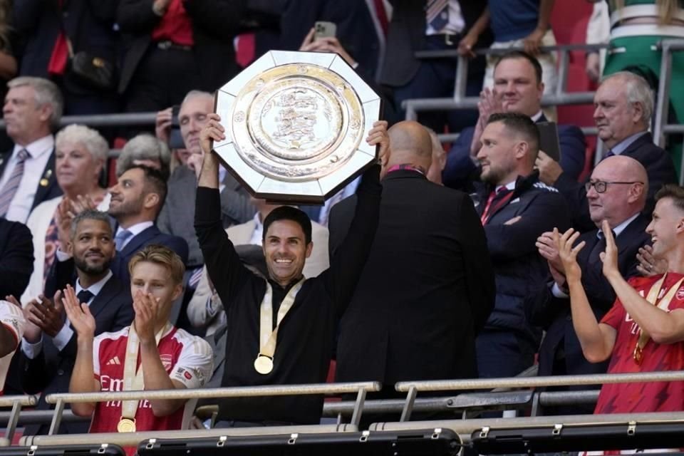 Mikel Arteta presumiendo el trofeo.