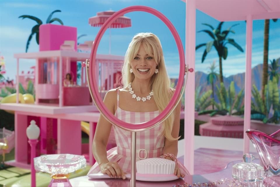 'Barbie' recaudó mil millones de dólares, siendo Greta Gerwig la primera directora con una película de esta cifra en taquilla mundial.