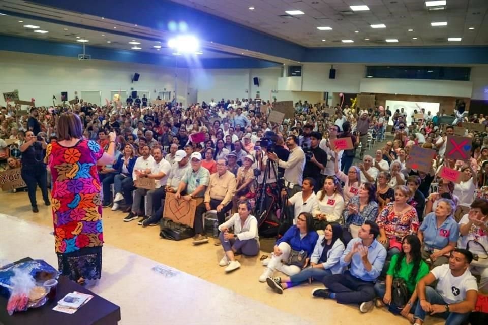 En Culiacán, la senadora Xóchitl Gálvez reunió a simpatizantes en su búsqueda por encabezar al Frente Amplio por México.