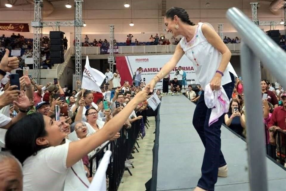 La 'corcholata' Claudia Sheinbaum estuvo de gira en Cajeme, Sonora, donde realizó un evento en un auditorio cerrado.