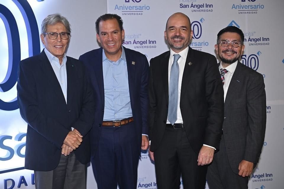 Mario González Ulloa Vázquez, presidente del Consejo del Hospital Dalinde, con Mario González Ulloa Arellano, Roberto Bonilla de la Garza y Gerardo Ríos Zamudio.