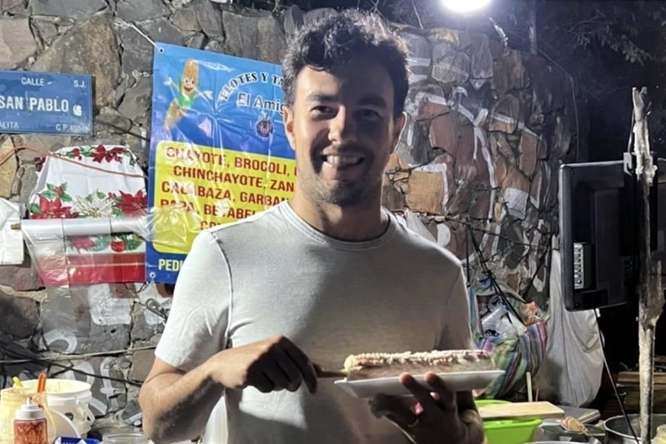 Sergio Pérez disfruta de sus vacaciones con un elote preparado de la Glorieta Chapalita en Guadalajara.  Instagram Checo