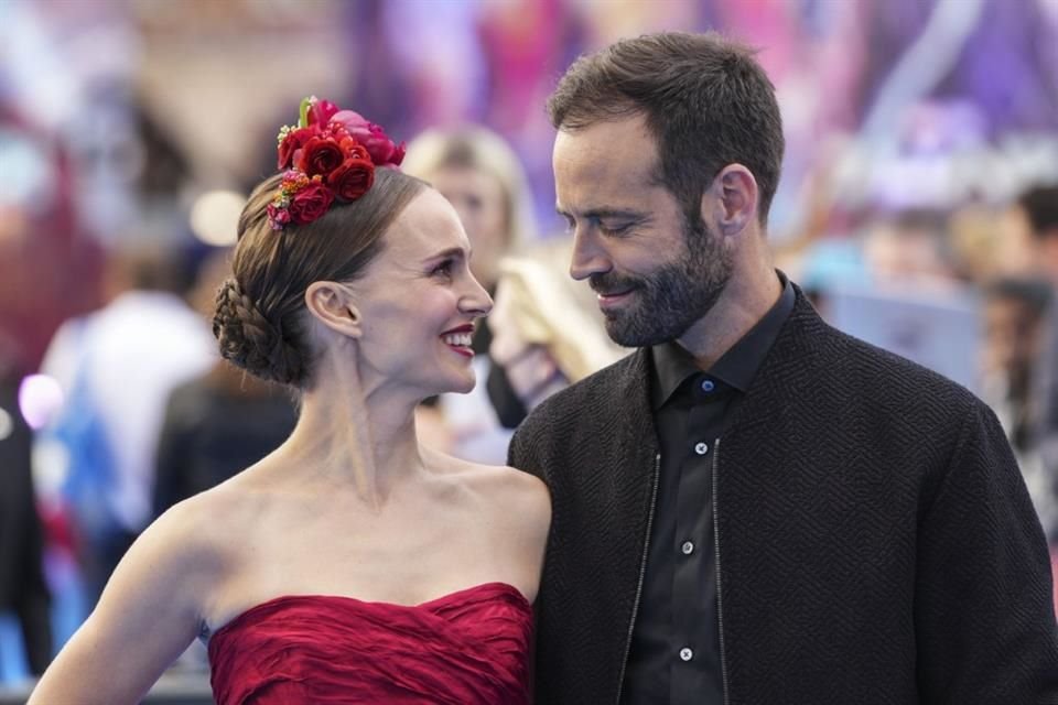 Natalie Portman y Benjamin Millepied se separan después de 11 años de casados tras rumores de infidelidad por parte de él.