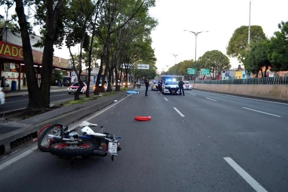 Un motociclista falleció en Azcapotzalco al perder el control y chocar contra un árbol en la Colonia Ángel Zimbrón, Azcapotzalco.