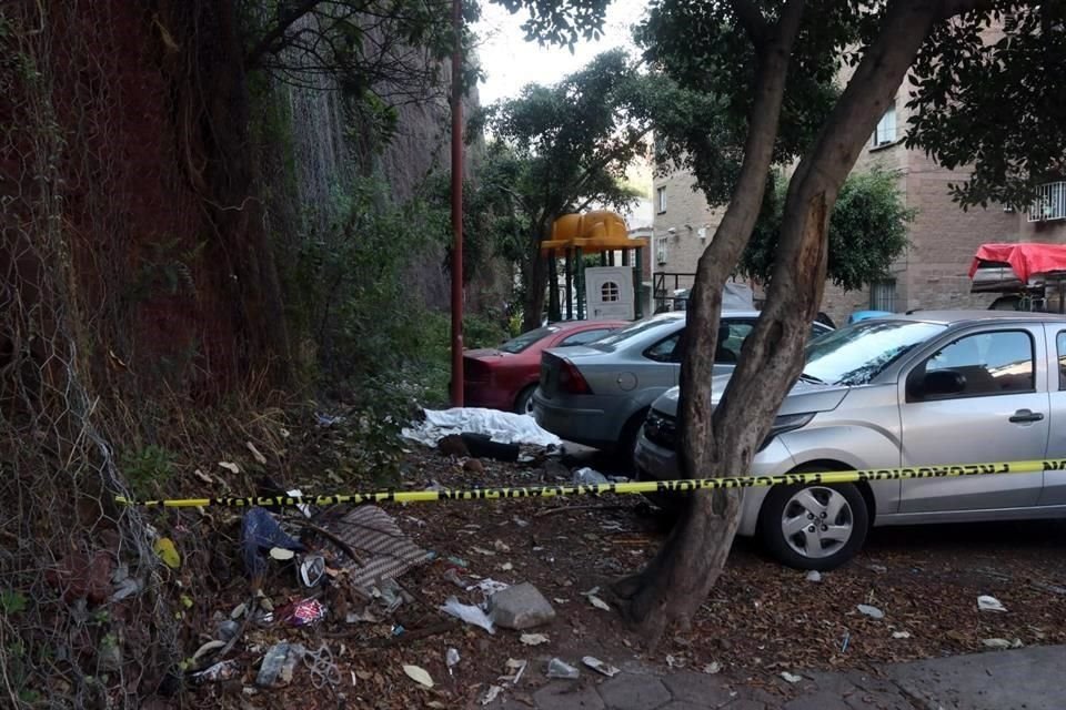 El cuerpo de una mujer fue hallado esta mañana en Unidad Habitacional Peñón Viejo, Iztapalapa; la mujer habría caído desde Cerro del Peñón.