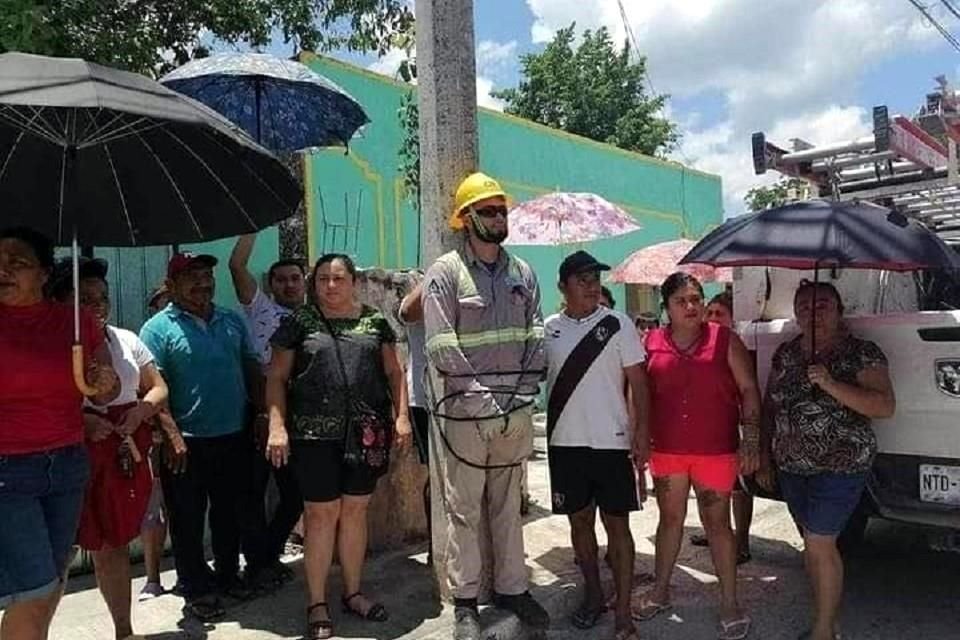 El empleado de CFE fue atado a un poste por vecinos cansados por la falta de luz en el Municipio de Valladolid, Yucatán.