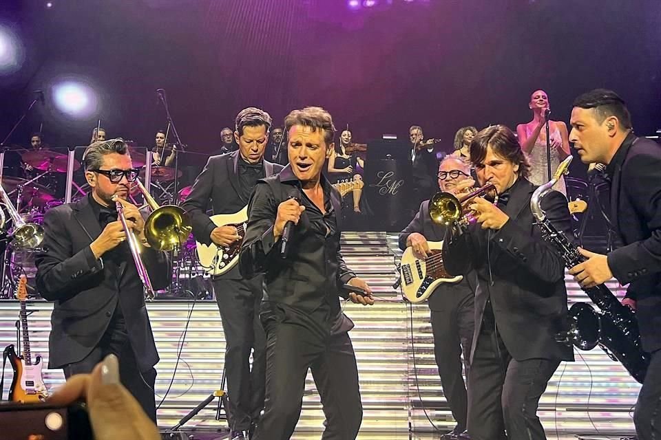 El cantante Michael Bublé y su esposa fueron captados en el show que ofreció Luis Miguel este fin de semana en Buenos Aires, Argentina.