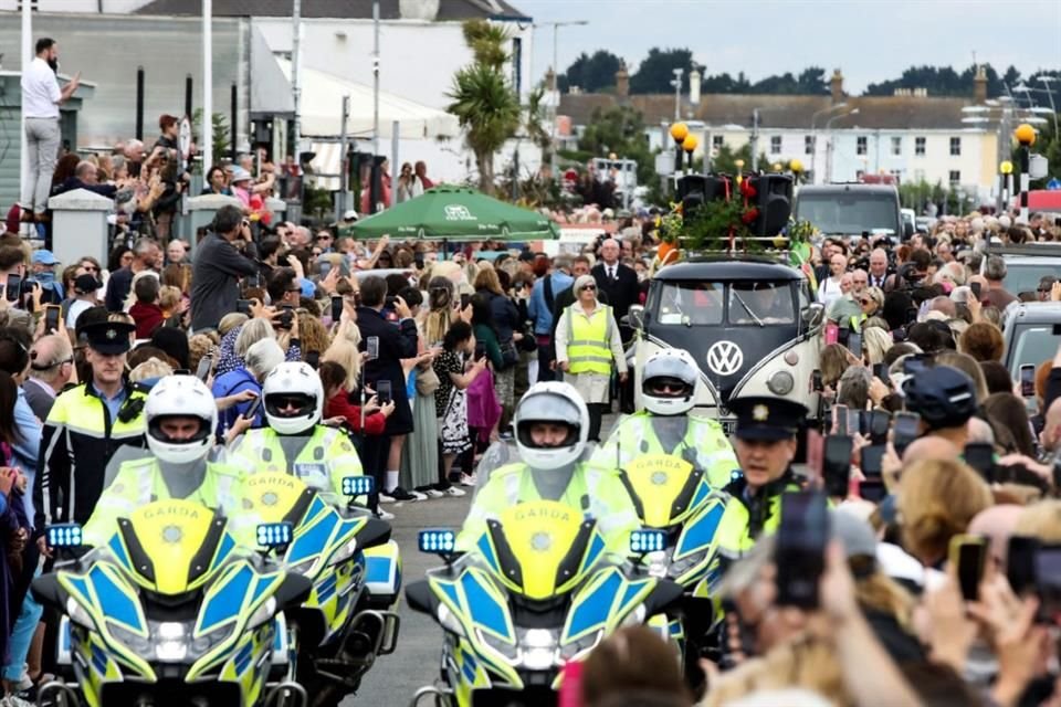 La gente se reúne para rendir homenaje durante el cortejo fúnebre de Sinead O'Connor