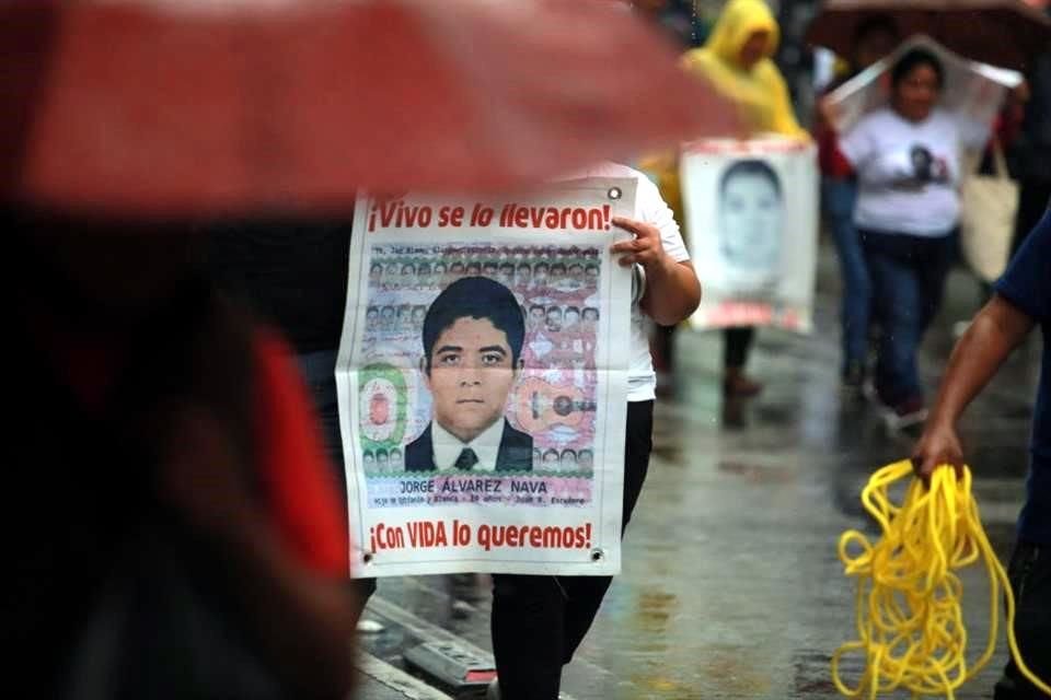 Familiares de los 43 normalistas de Ayotzinapa desaparecidos en 2014 en una marcha en la Ciudad de México en julio pasado.