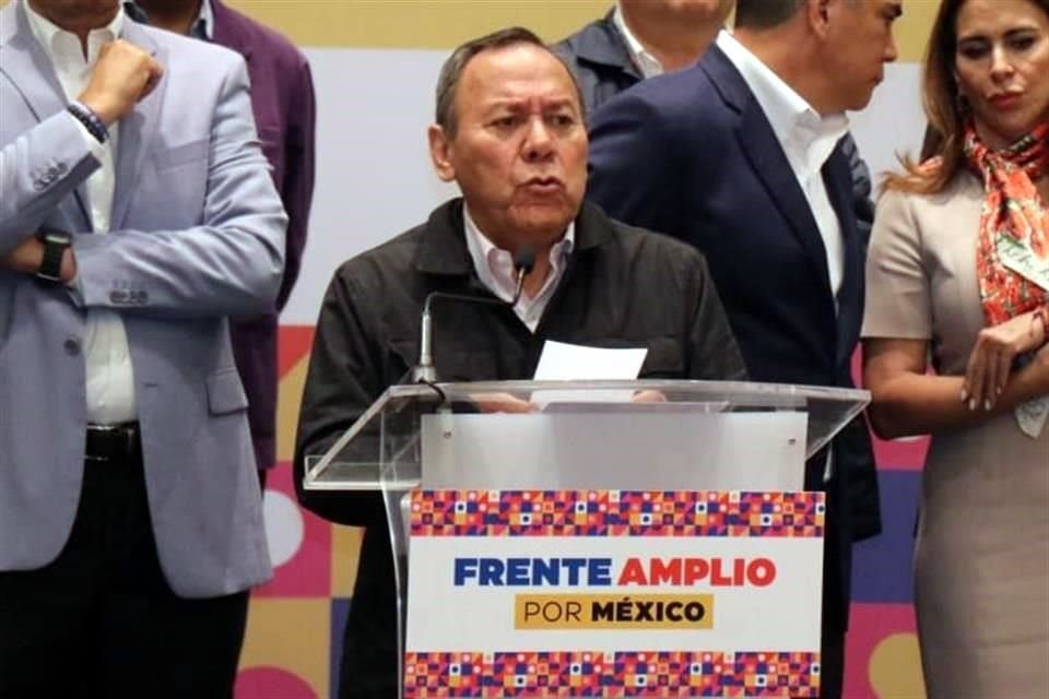 Jesús Zambrano en una conferencia del Frente Amplio por México de este martes.