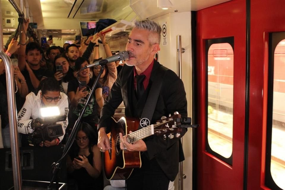 La Gusana Ciega sorprendió a los transeúntes del Tren Suburbano con un concierto de media hora que fue un éxito.