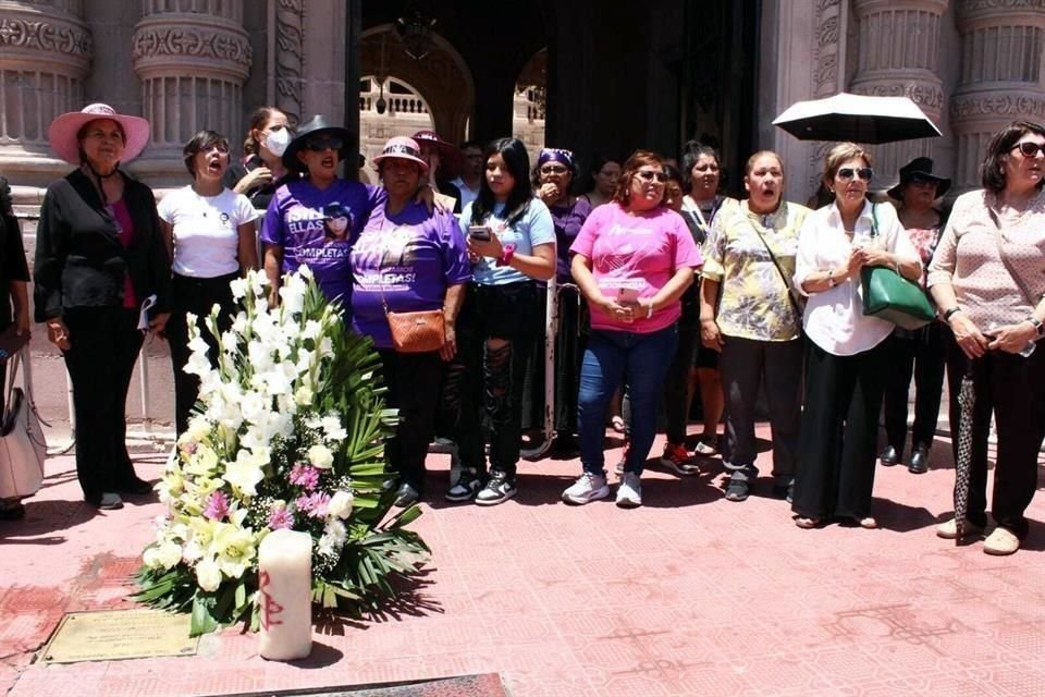 Ofrenda floral a Marisela Escobedo.