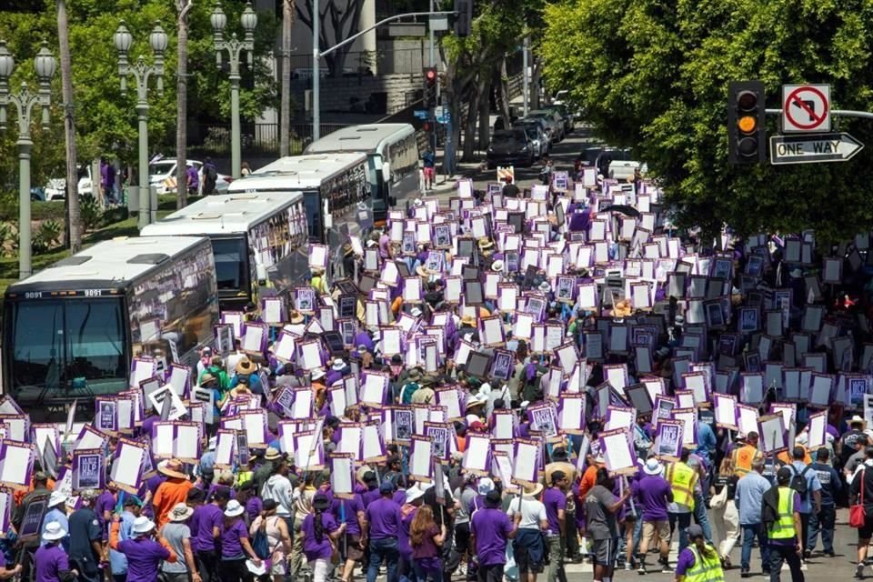 Más de 11 mil trabajadores de la ciudad de Los Ángeles están participando en una huelga de un día para protestar por prácticas laborales injustas.