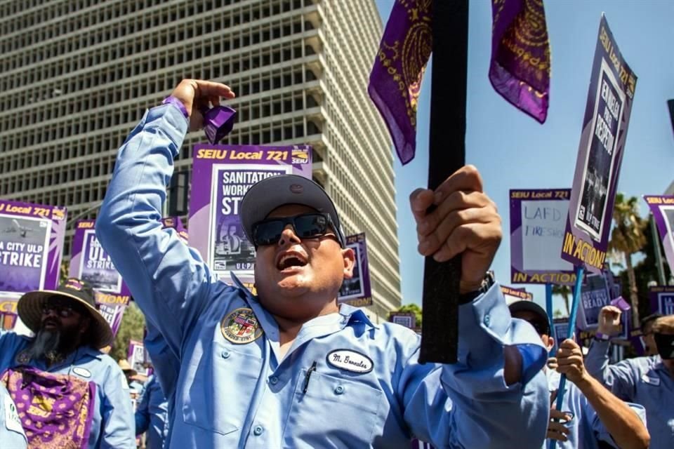 El trabajador de la ciudad de Los Ángeles, Manny Gonzales, participa en la protesta frente al edificio del Ayuntamiento de Los Ángeles.