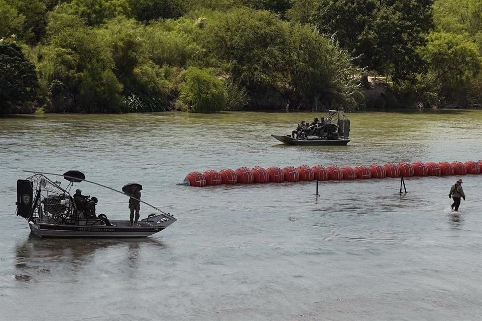 Boyas instaladas en el río Bravo cerca de Eagle Pass, Texas.