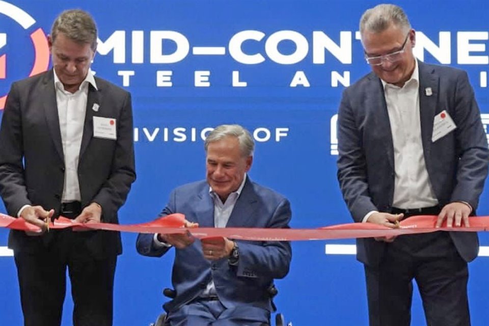 Raúl Gutiérrez (de izq. a der.), presidente de Grupo Deacero; Greg Abbott, Gobernador de Texas, y Fernando Villanueva, director de Mid-Continent.