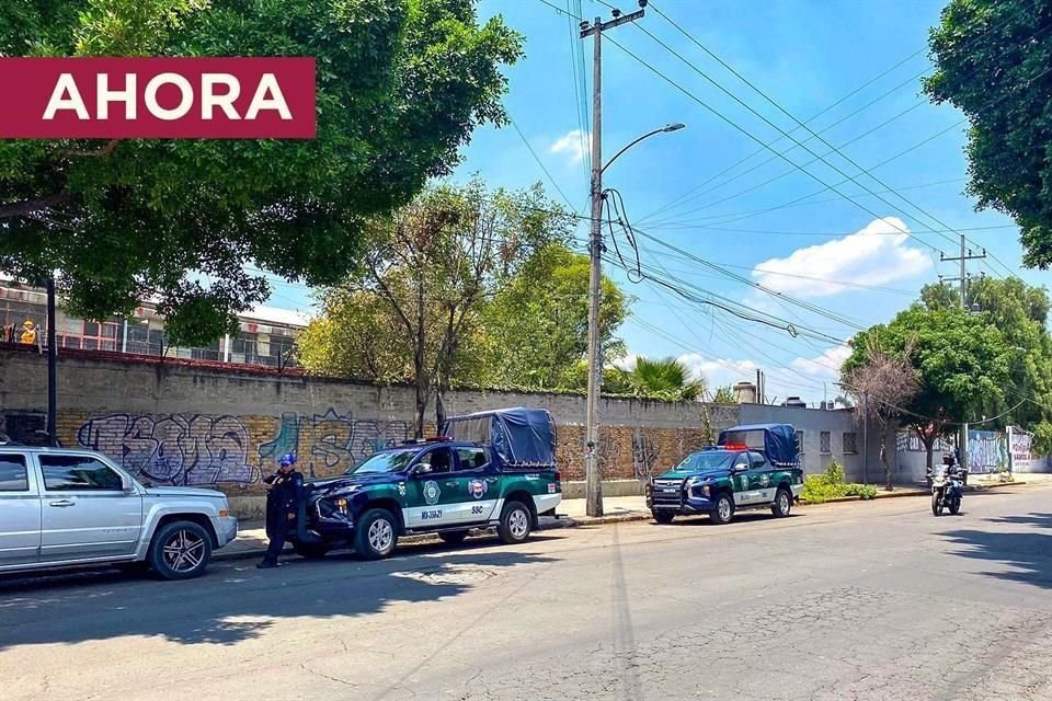 El comercio de tarimas amurallaba la banqueta e invadía los carriles viales hasta ayer.