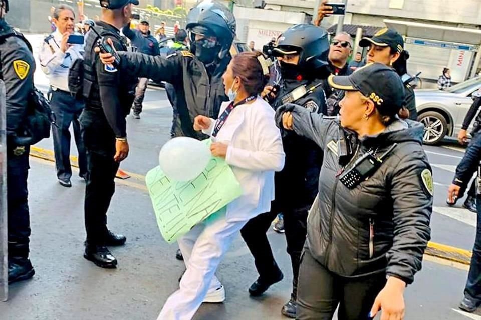 Durante la protesta, siete personas resultaron con golpes.