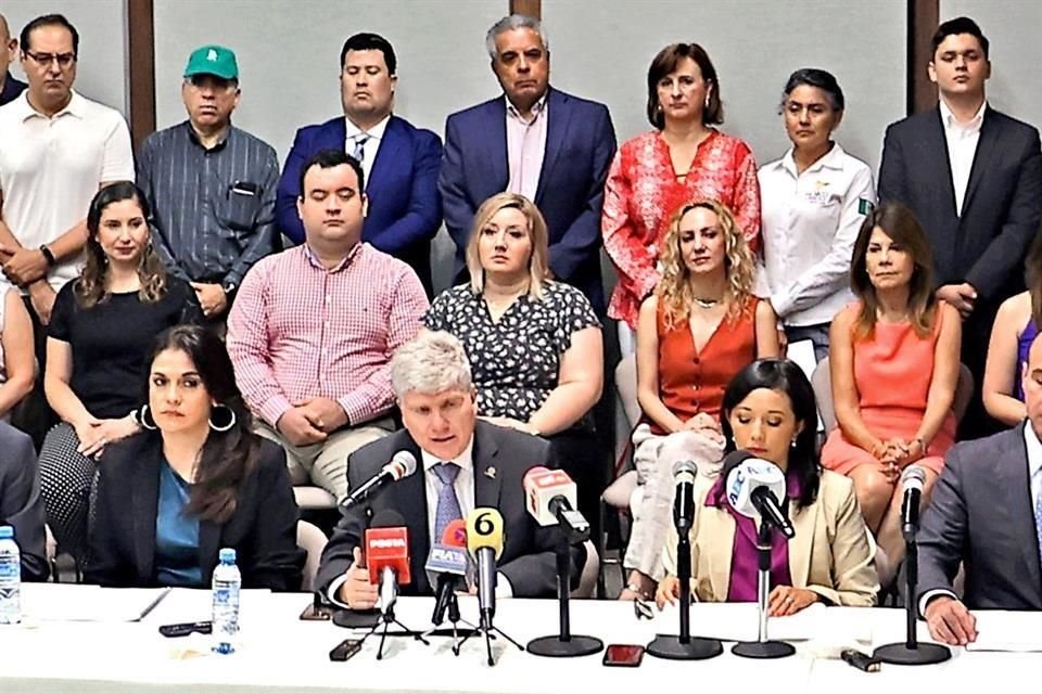 Fenicia Hernández (en primera fila izq. a der.), presidenta de la Federación de Escuelas Particulares de NL; Gabriel Chapa, de Coparmex NL, y July Mendoza, de la Unión Neolonesa de Padres de Familia.