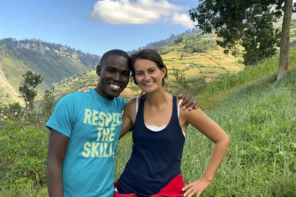 La enfermera estadounidense Alix Dorsainvil posa en una foto con su esposo Sandro Dorsainvil. Fue liberado dos semanas después de su secuestro en Haití.