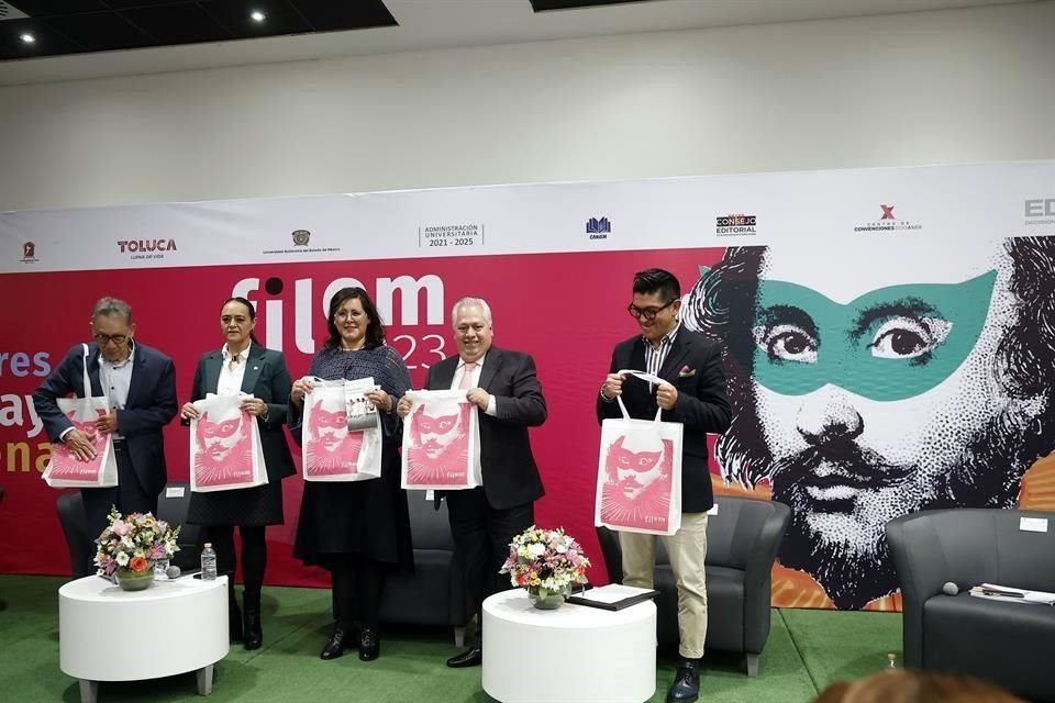 Ivette Tinoco, Secretaria de Cultura y Turismo del EdoMex (centro) encabezó la presentación de la FILEM 2023.