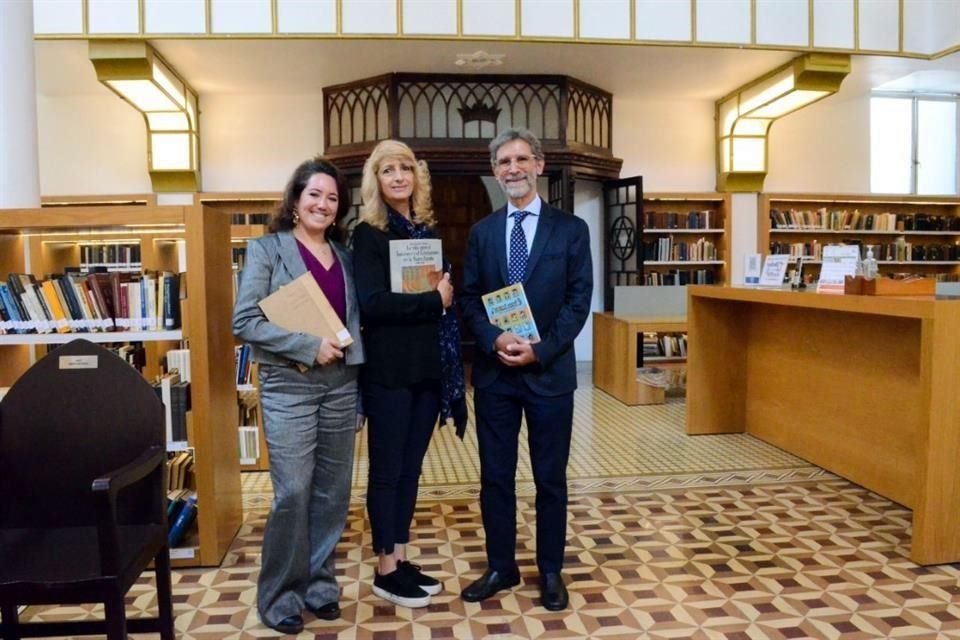 Tessy Schlosser Presburger, directora de la FILJU; Silvia Hamui Sutton, presidenta del Comité Organizador, y Ezra Cherem Behar, presidente del Patronato del CDIJUM, durante la presentación.