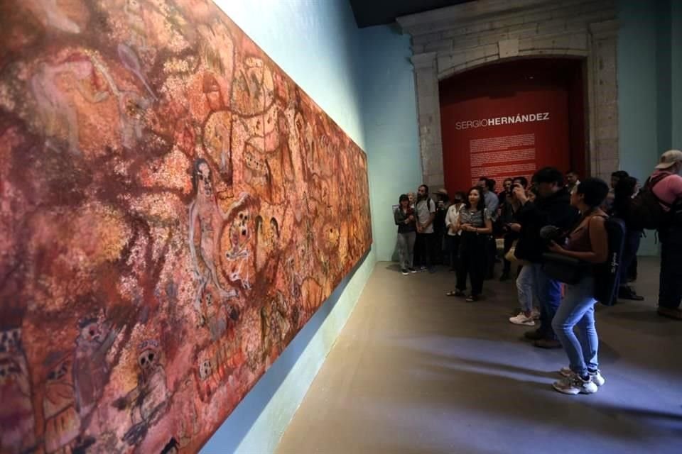 La muestra exhibe obras de gran formato de Sergio Hernández, artista con una conocida preferencia por materiales naturales y pigmentos minerales.