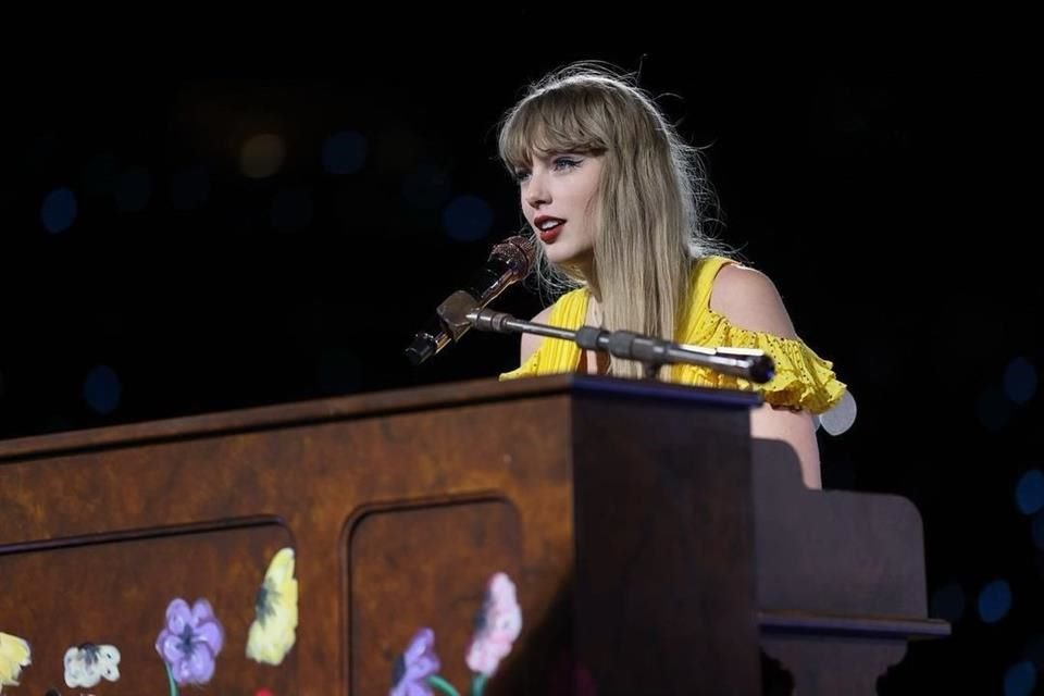 Un grupo de fans de Taylor Swift sobornaron a los guardias de seguridad para que los dejaran entrar al concierto del lunes en Los Ángeles.