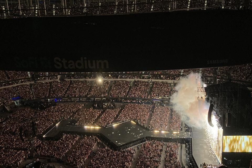 Escenas de la gira Eras de Taylor Swift en el SoFi Stadium – Telemundo 52