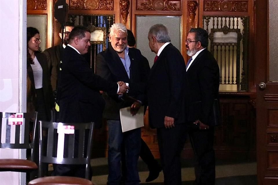 Al centro, Fausto Guerrero, líder de los jubilados de Mexicana, y el Presidente López Obrador.