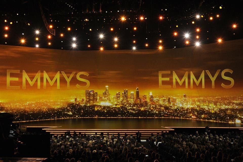 La ceremonia 75 de los Premios Emmy fue pospuesta hasta el 15 de enero de 2024, debido a las huelgas de guionistas y actores de Hollywood.