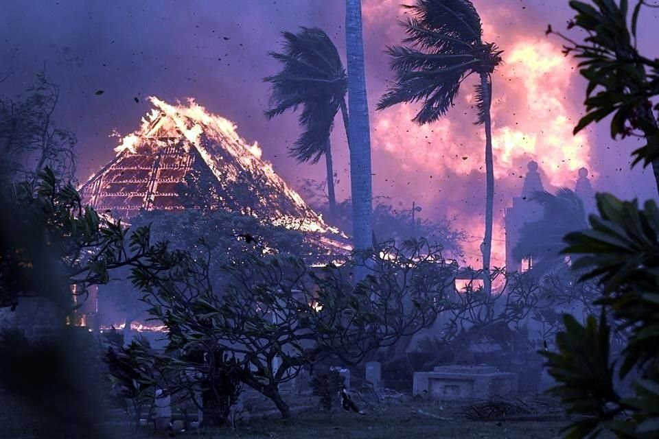 El salón de la histórica Iglesia Waiola en Lahaina y la cercana Misión Lahaina Hongwanji quedaron incendiadas.