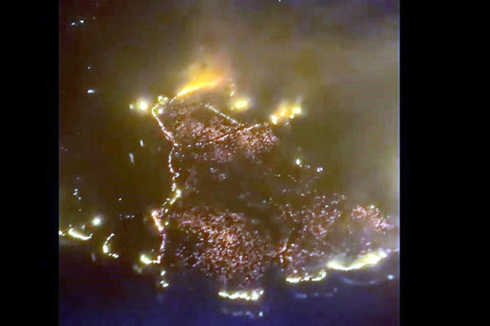 Un pasajero de un avión grabó desde el aire los incendios en Hawai.