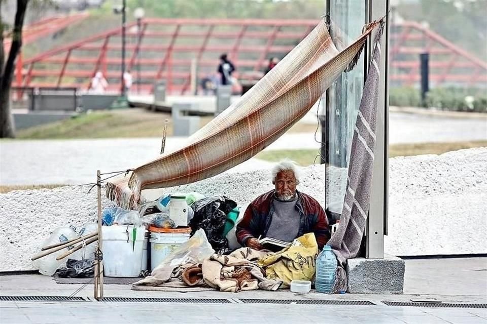 En términos absolutos, el número de pobres se redujo de 55.7 a 46.8 millones y el de pobres extremos de 10.8 a 9.1 millones.