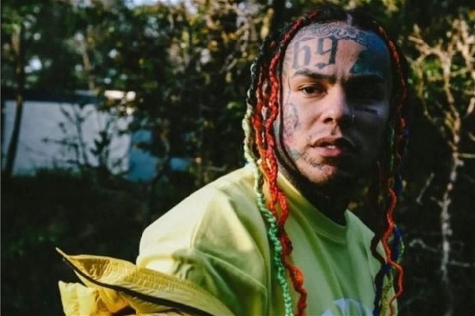 El rapero Tekashi 6ix9ine fue arrestado en Florida por un cargo de no comparecencia, tras conducir arriba del límite de velocidad.