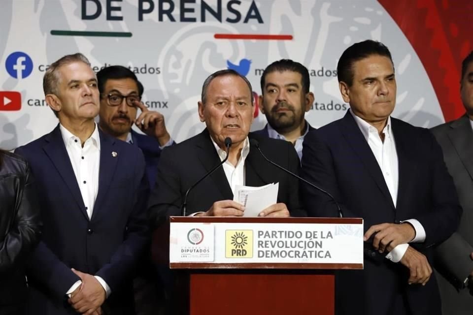 Jesús Zambrano, líder del PRD, demandó que el Frente Amplio por México dé audiencia a sus 'taparroscas' descartadas.