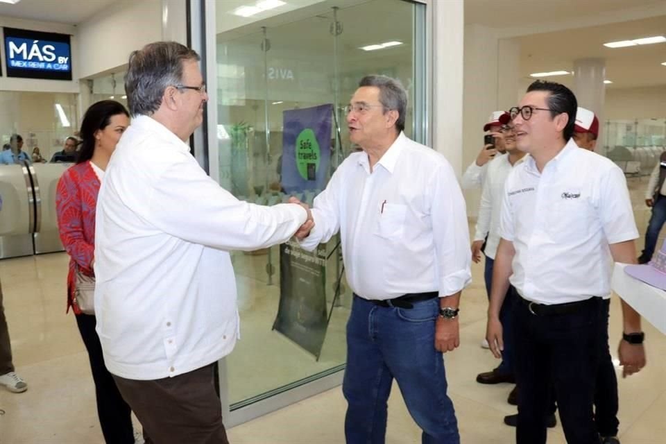 Pío López Obrador recibió a Ebrard en Chiapas.