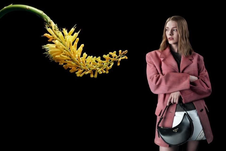 Prada, la firma de modas italiana, anunció que ya está disponible 'Arqué', su nuevo modelo de bolsos con forma de media luna.