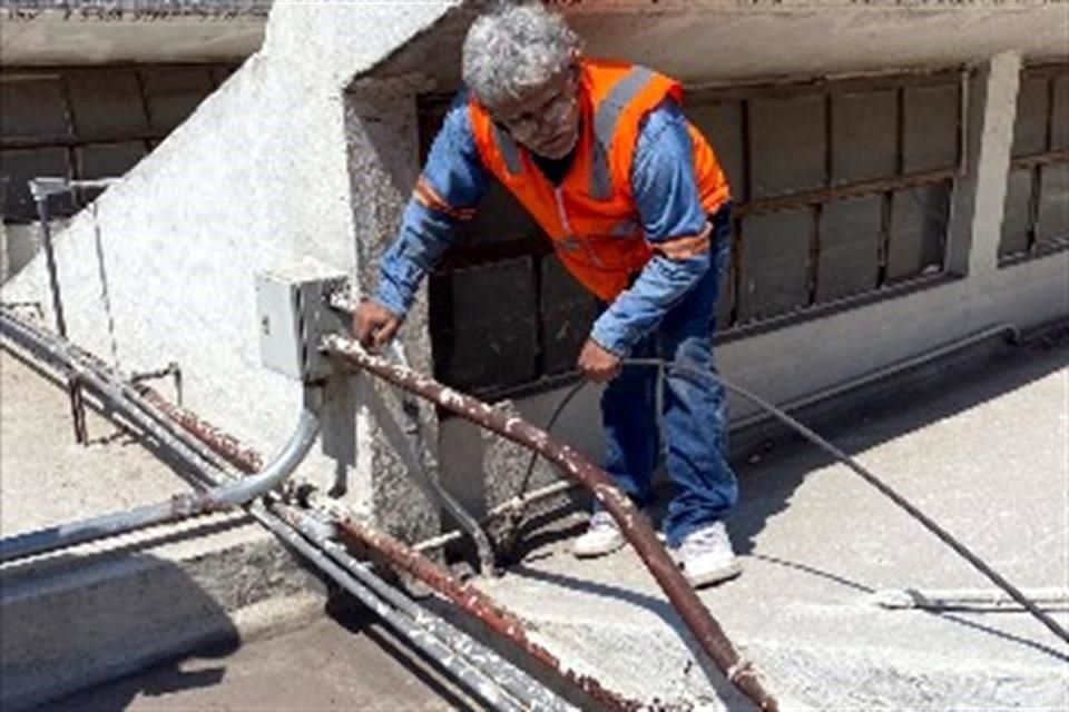 En las azoteas del Conservatorio Nacional de Música se realiza un diagnóstico de instalaciones eléctricas e hidráulicas.