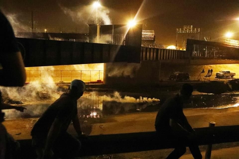 Agentes de EU dispersan a cientos de migrantes en la frontera en el Paso, Texas.