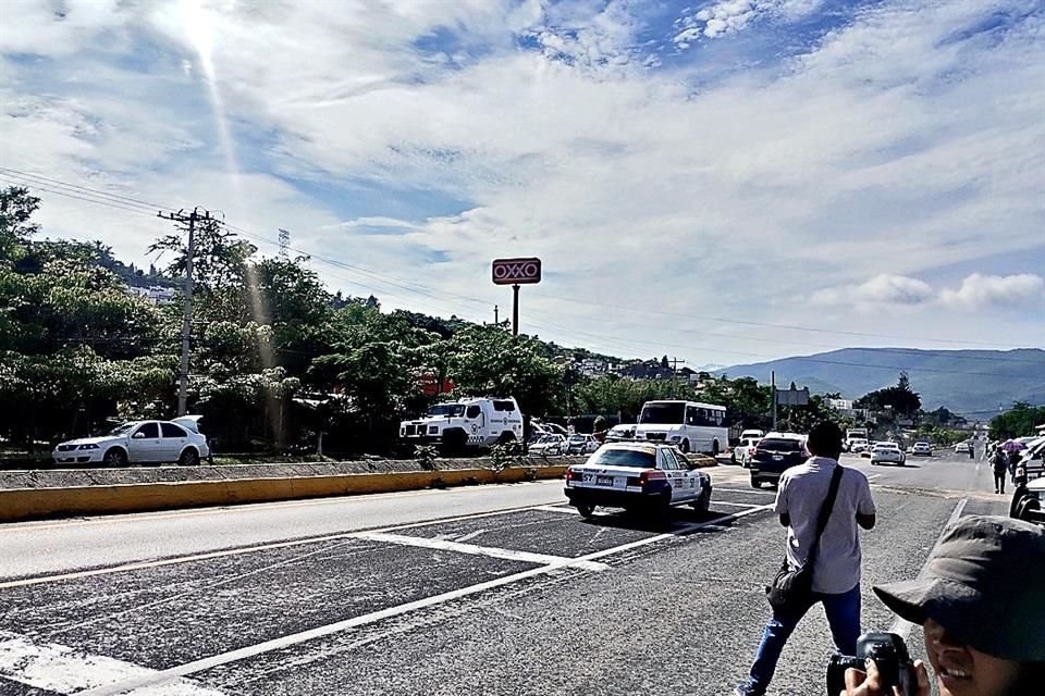 Pobladores de zonas rurales deben caminar desde la vía Chilpancingo-Acapulco hasta la ciudad.