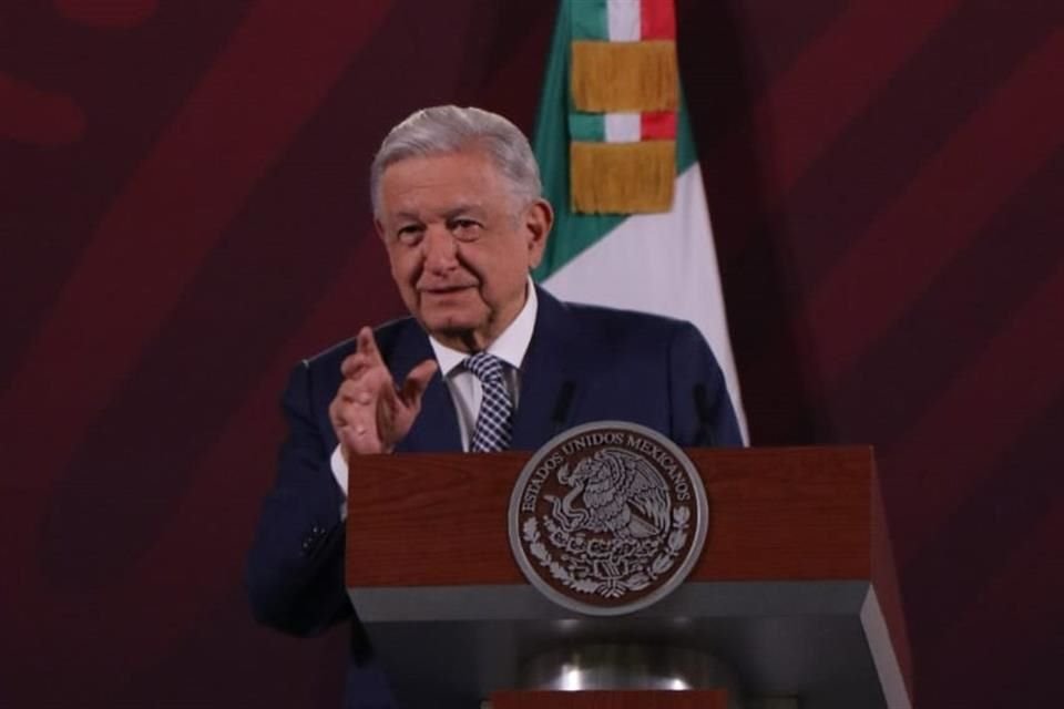 El Presidente en conferencia de prensa.