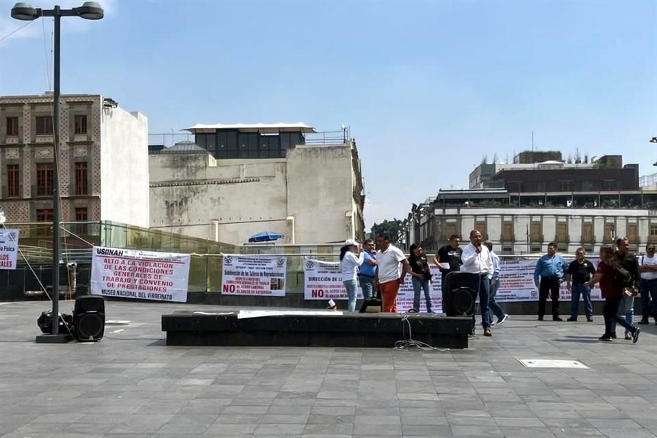 Convocados por la Unión de Sindicatos del INAH, trabajadores realizaron una concentración este viernes en la Plaza Manuel Gamio del Centro Histórico en protesta por la merma presupuestal y de personal.