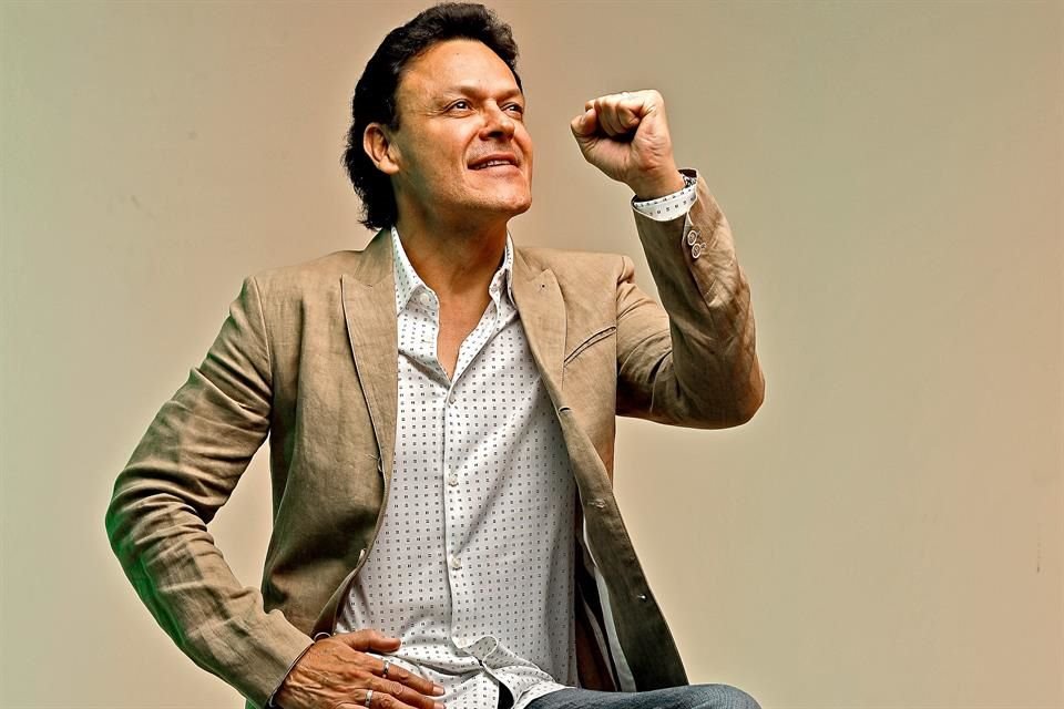 El intérprete Pedro Fernández regresa con el disco y gira 'Te Doy la Vida', donde experimenta con estilos balada-pop fusión.