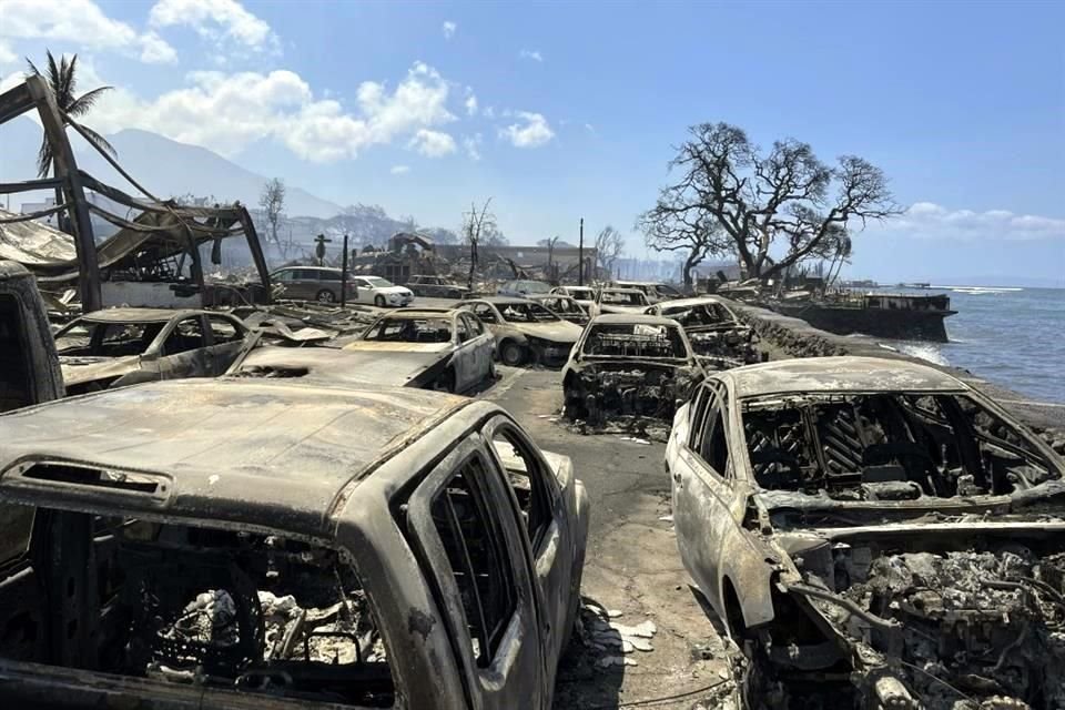 Los incendios han dejado decenas de casas dañadas y autos calcinados.