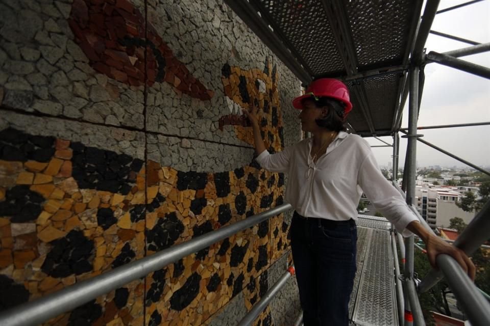 Expertos tratan de preservar los murales del Centro SCOP.